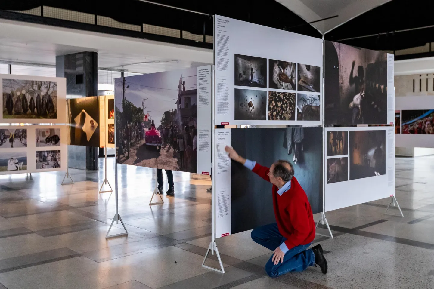 World Press Photo näituse ülespanek Balti jaama ootepaviljonis.