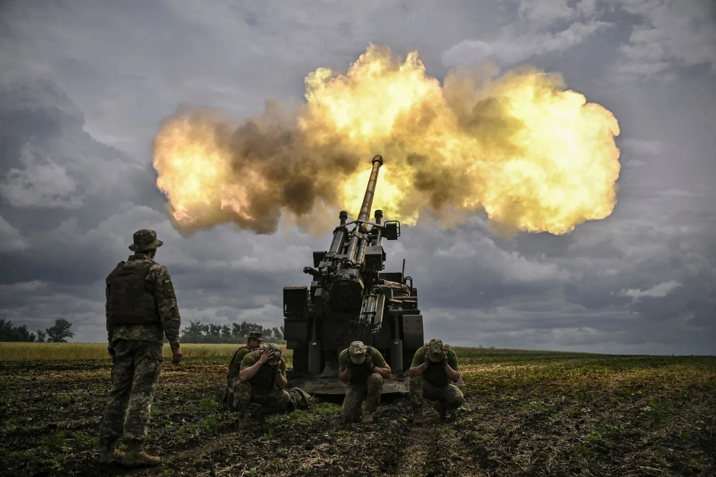 (FILES) In this file photo taken on June 15, 2022 Ukrainian servicemen fire with a French self-propelled 155 mm/52-calibre gun Caesar towards Russian positions at a front line in the eastern Ukrainian region of Donbas. - France will send 12 further Caesar truck-mounted howitzers to Ukraine for its fight against Russian invaders, Defence Minister Sebastien Lecornu said on January 31, 2023.  The artillery pieces, adding to 18 already delivered, would be financed from a 200-million-euro ($217-million) fund France set up to fund arms for Kyiv, Lecornu said in a joint Paris press conference with his Ukranian counterpart Oleksiy Reznikov. (Photo by ARIS MESSINIS / AFP)