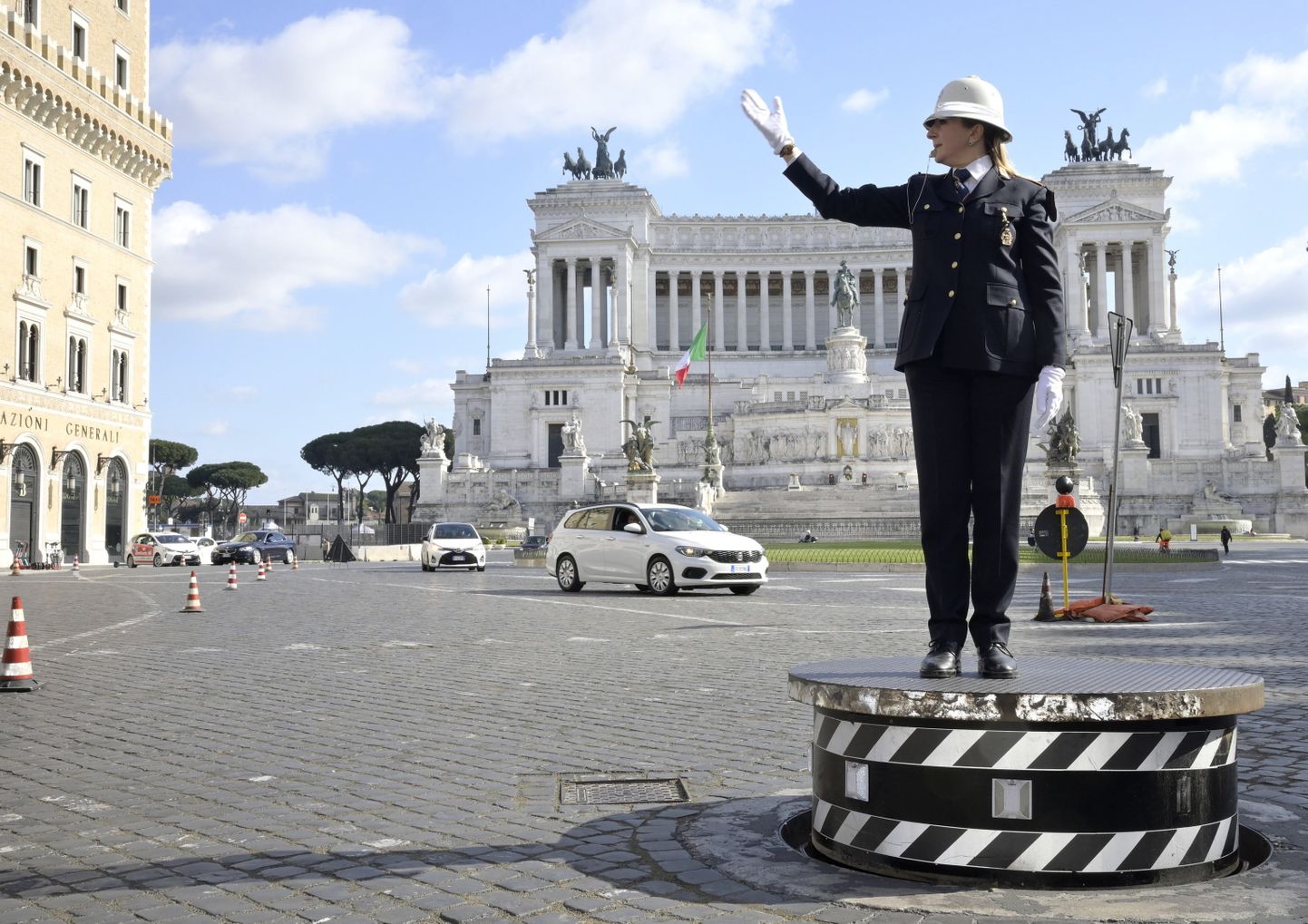 Rooma esimene naisliikluspolitseinik Cristina Corbucci oma ametipostil Piazza Venezial.