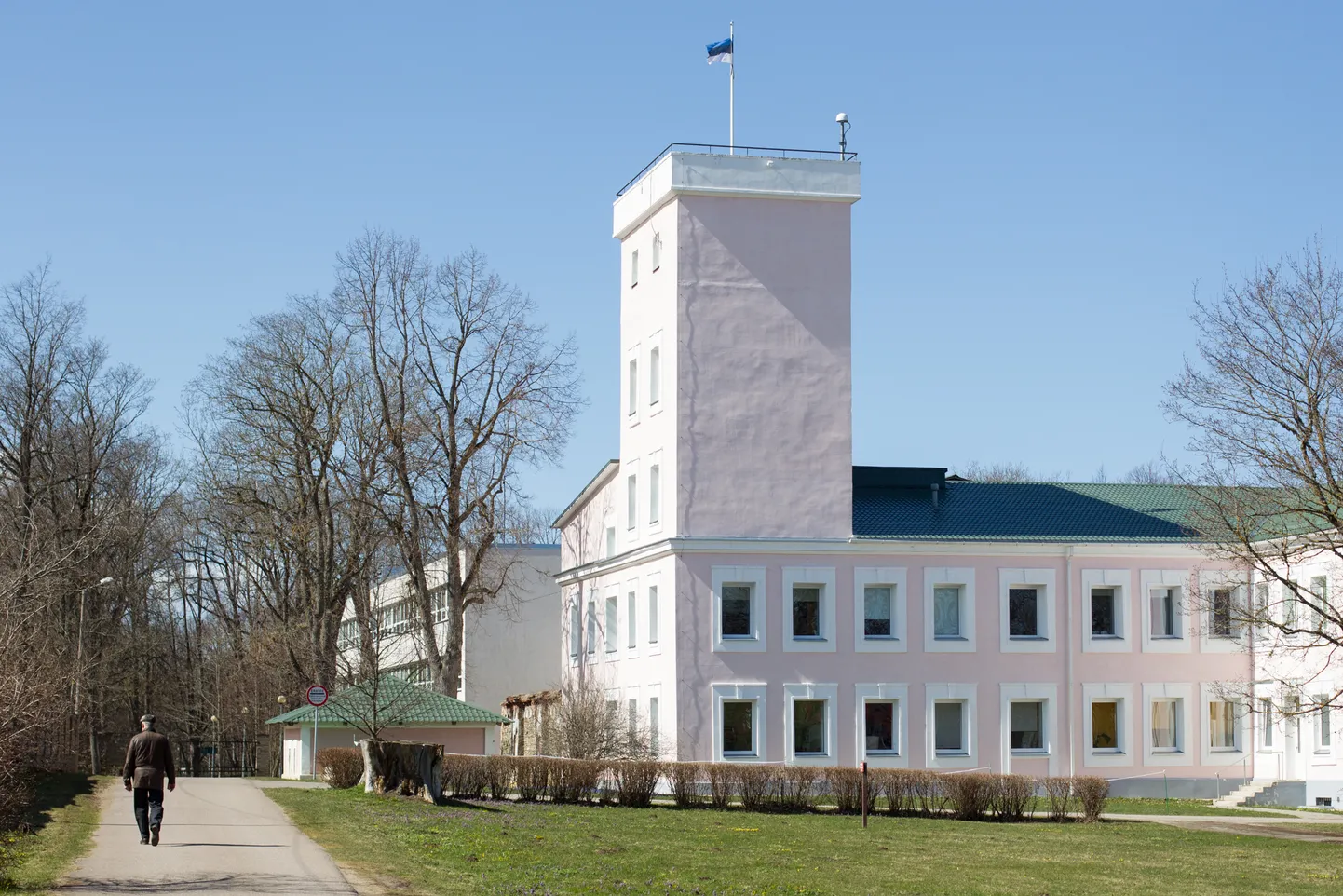 Toila gümnaasiumi tsaariajast pärit vana hoone on galeriiga ühendatud 1970. aastatel ehitatud koolimaja ja võimlaga. Koolihoone on rekonstrueeritud nii seest kui väljast, ent selle ruumilahendust soovitakse muuta.