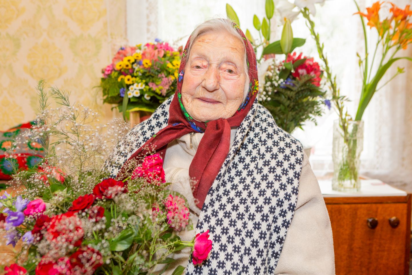101: Eile 101-aastaseks saanud Rosalie Null tunneb huvi nii kodukülas kui ka maailmas toimuva vastu.