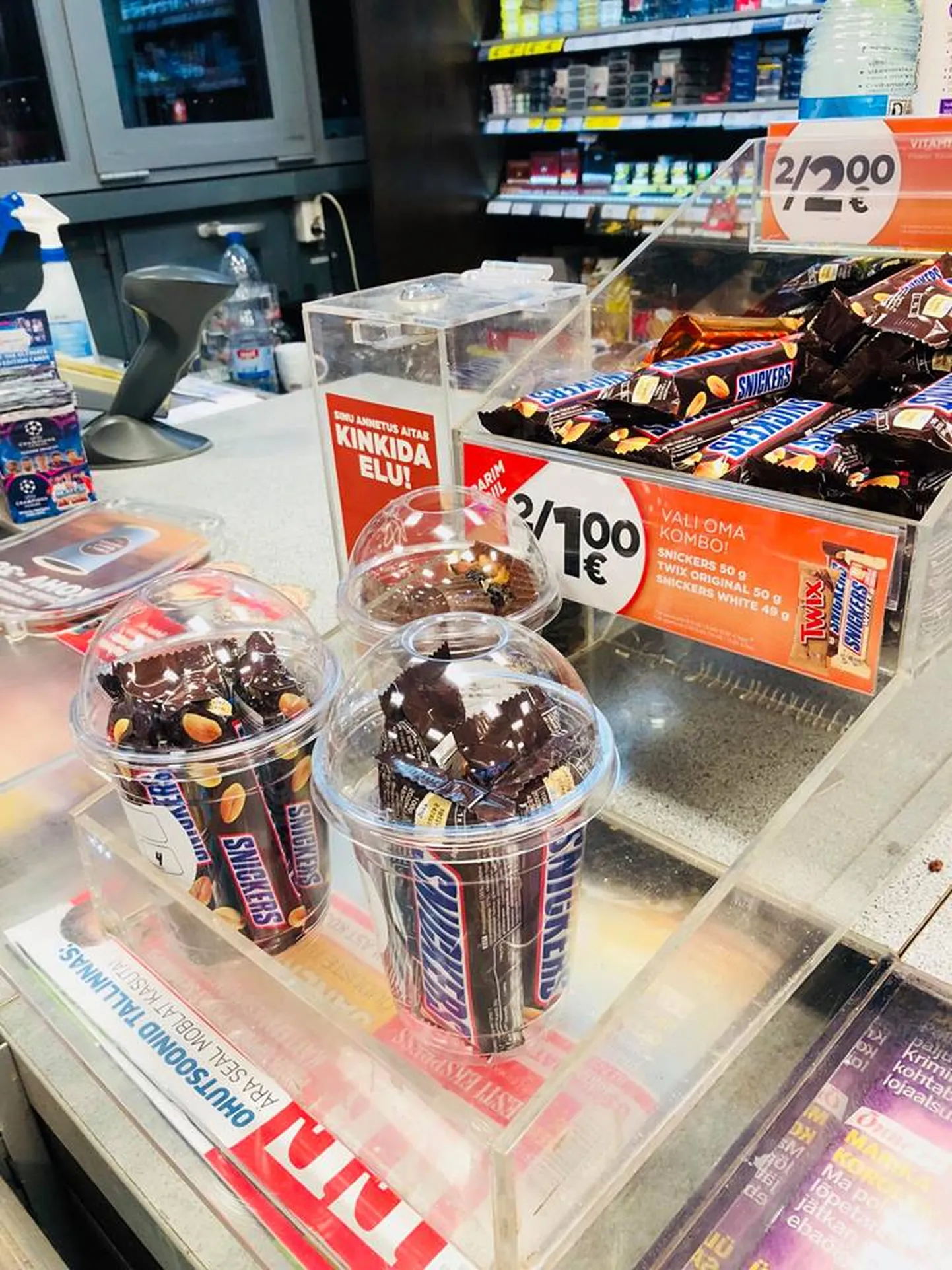 Plastiktopsidesse pakendatud Snickersi šokolaadibatoonid.