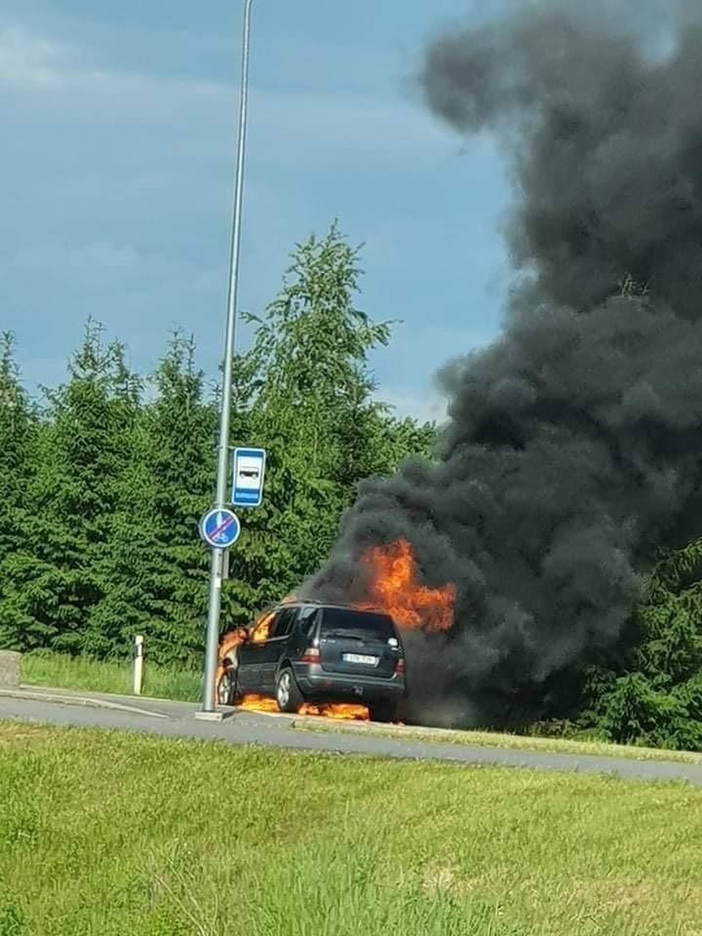 Põhja-Sakala vallas põles Mercedes-Benz.
