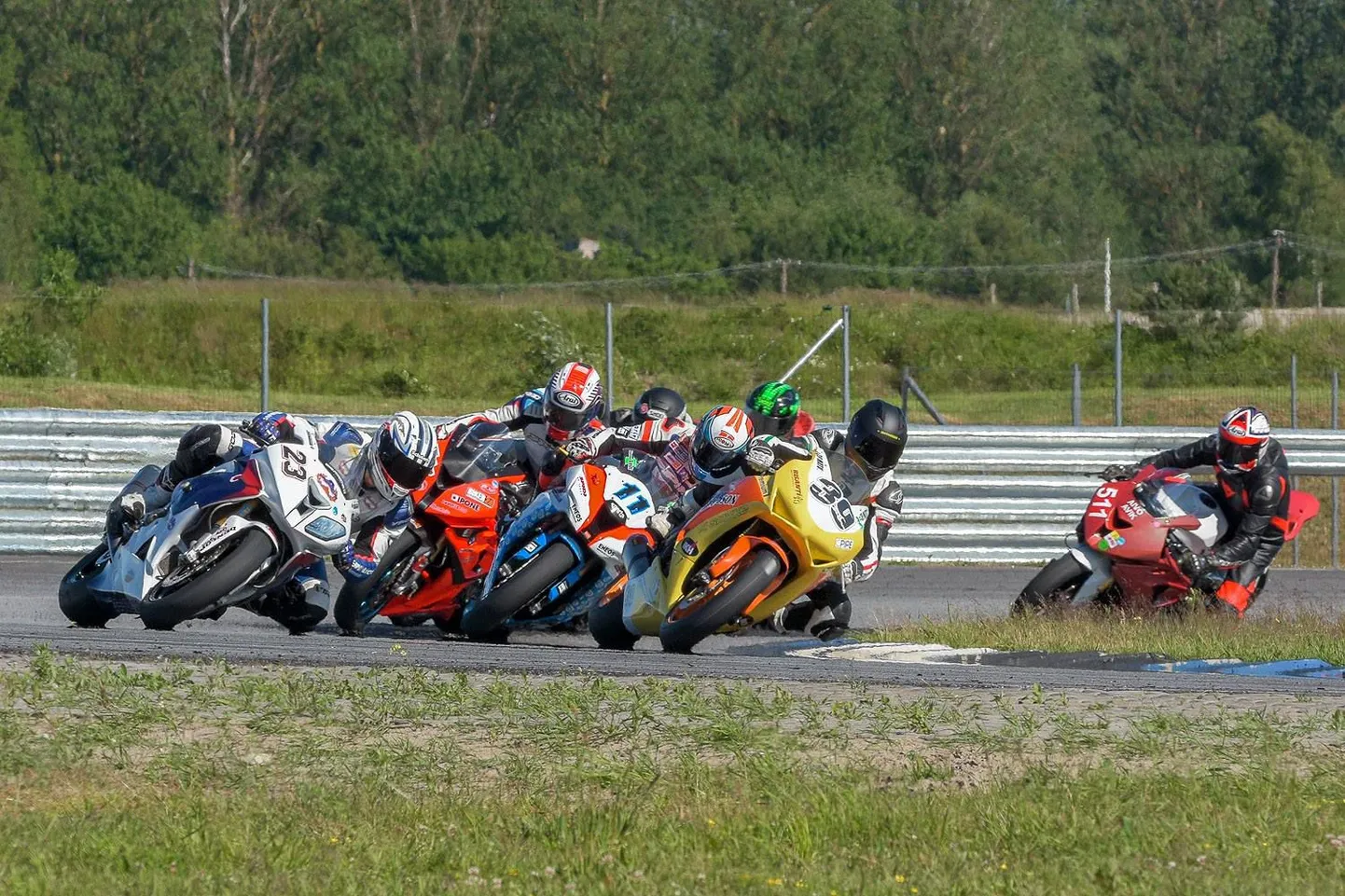 Superbike'ide start: Martin Pärtelpoeg (39), Hanno Velt (11), Andrejs Grinbergs (23).