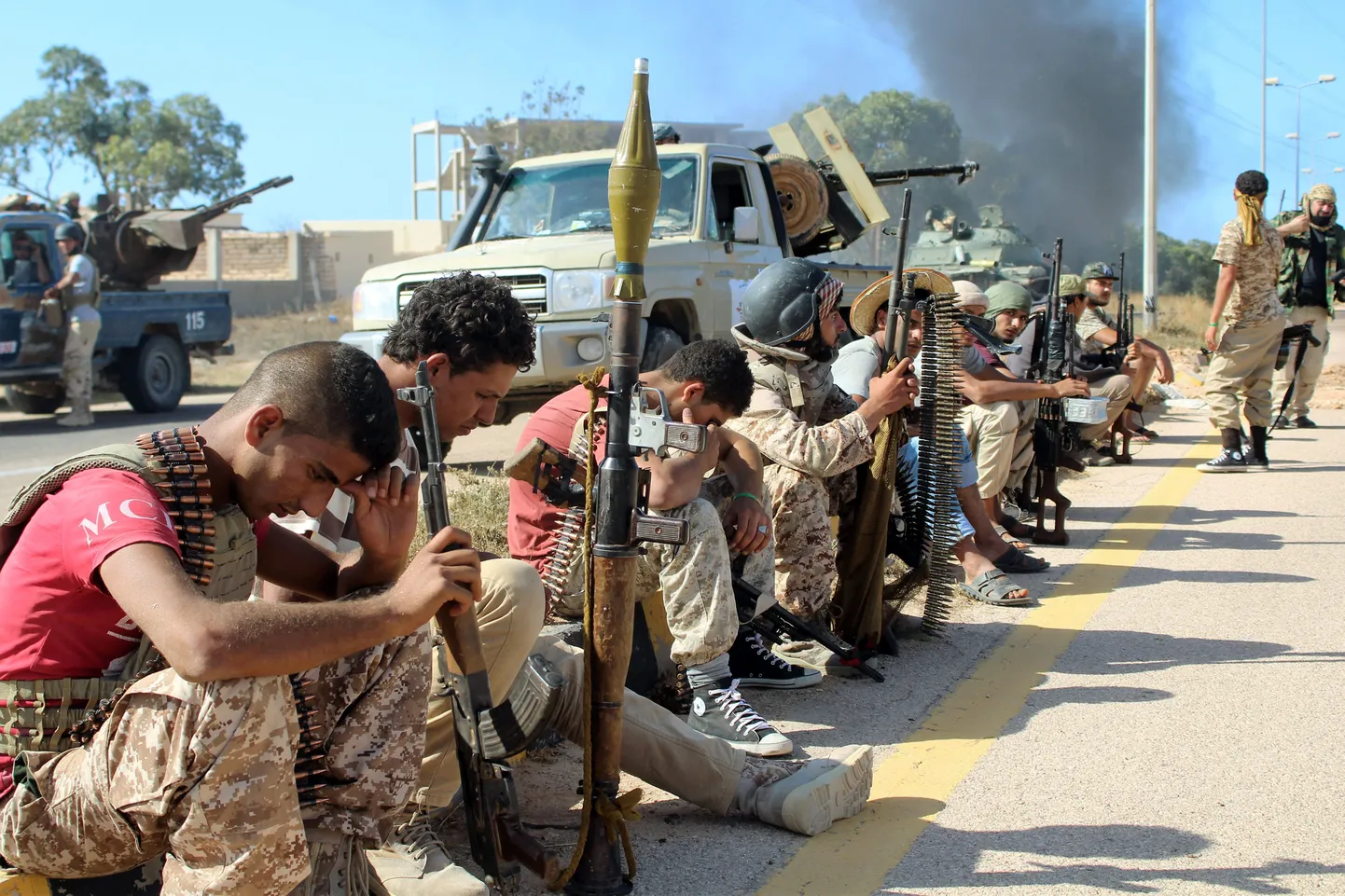 Liibüa ühtsusvalitsusele lojaalsed sõdurid puhkamas pärast lahingut
