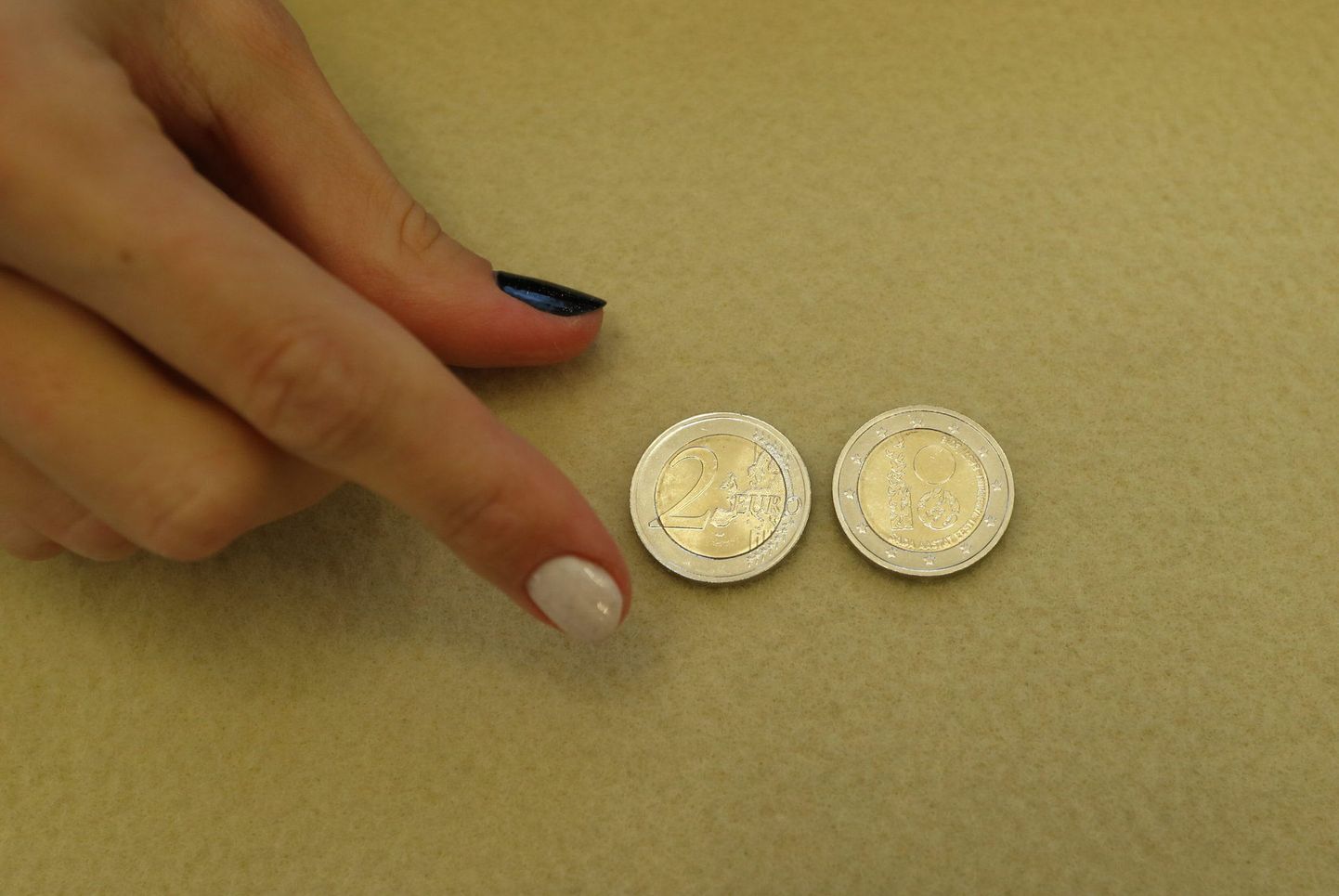 Монета достоинством в два евро. Иллюстративное фото.