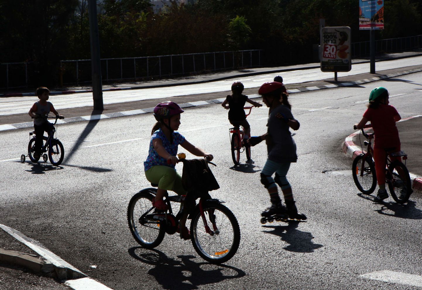 Lapsed jalgratastel. Foto on illustratiivne.