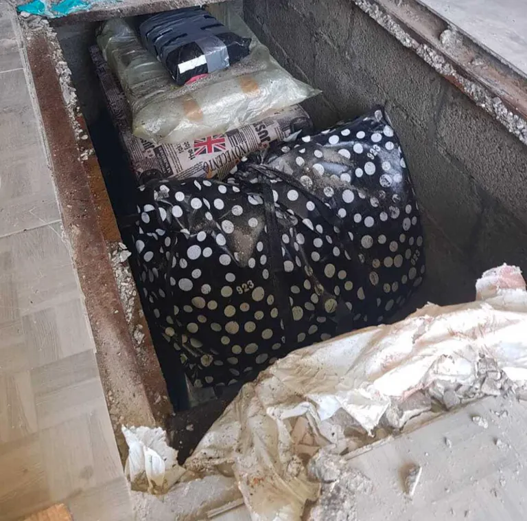 Raamatud ja muu väärtuslik kraam oli peidetud Rumeenias ühe maja põranda alla.