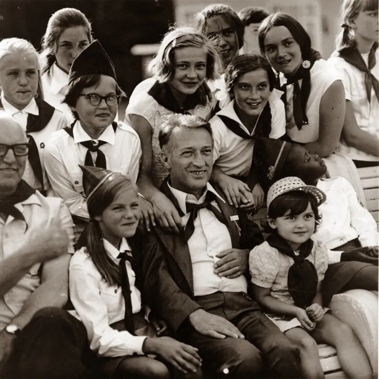 Джанни Родари в окружении пионеров. 1980 год.
