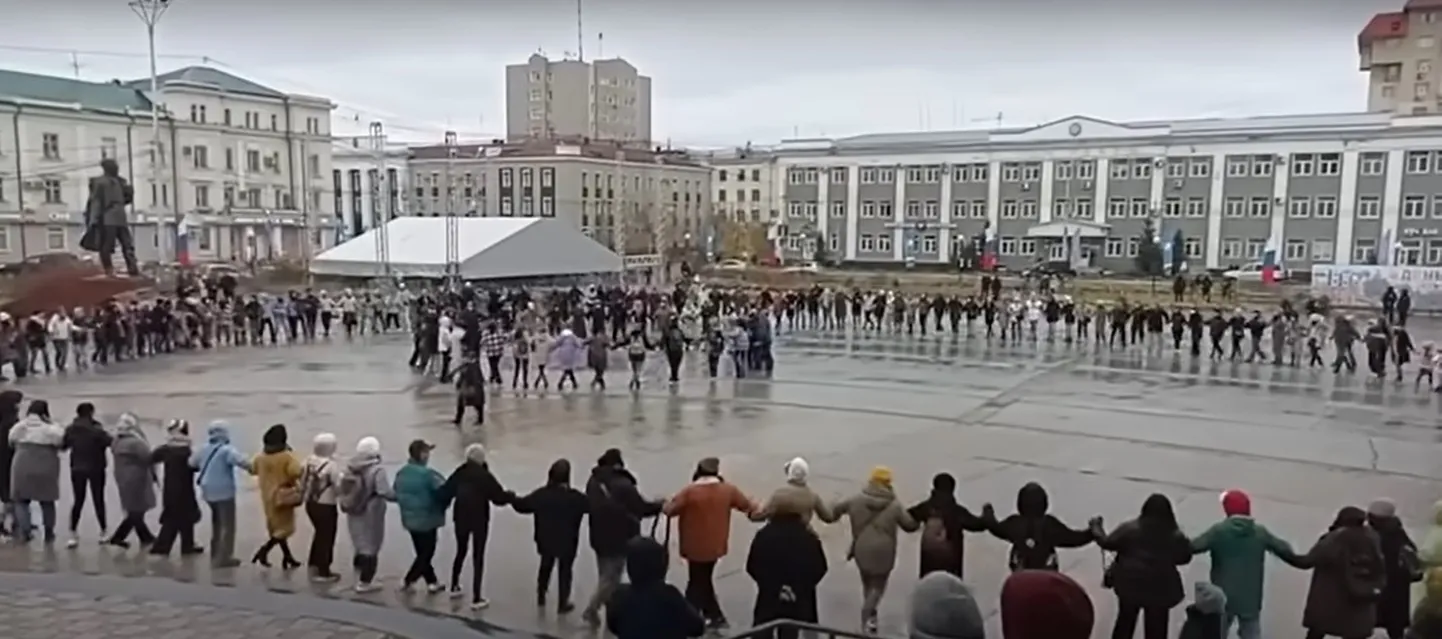 Krievijā ietilpstošās Sahas republikas (Jakutijas) galvaspilsētā Jakutskā svētdien, 25. septembrī, apmēram 400 cilvēku protestēja pret mobilizāciju