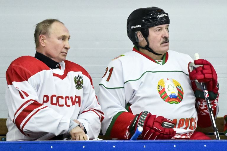 Взмокший Путин без каски и Лукашенко в каске во время игры в хоккей в декабре 2021 года.