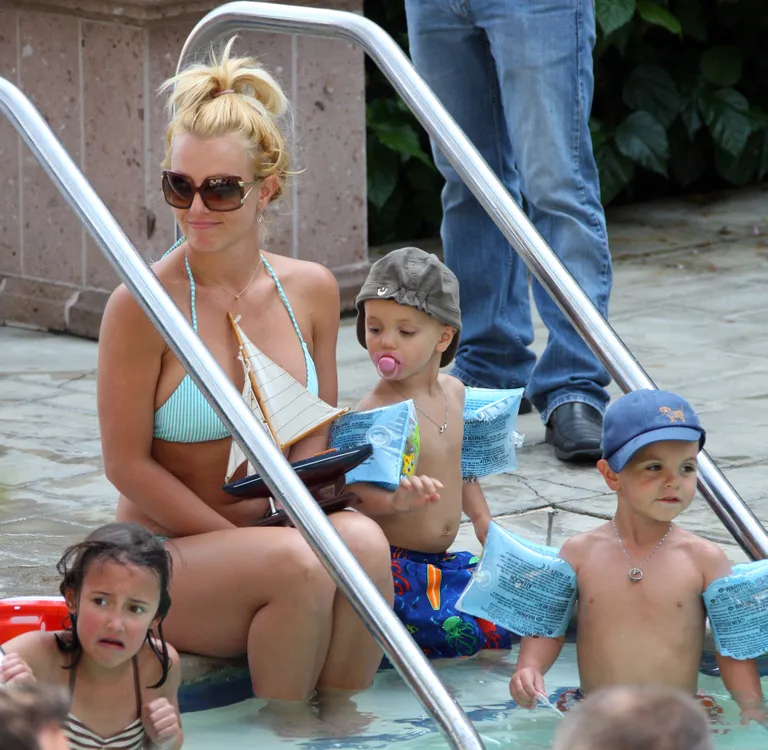 Britney Spears koos oma poegade, Seani ja Jaydeniga, 2009. aastal.