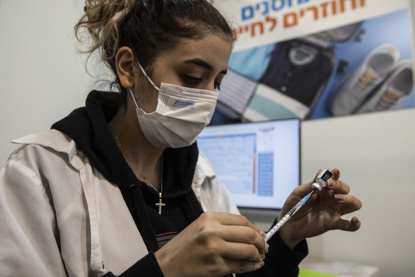 Koroonaviiruse vastu vaktsineerimine Tel Avivi Rabini väljakule püstitatud ajutises vaktsineerimiskeskuses.