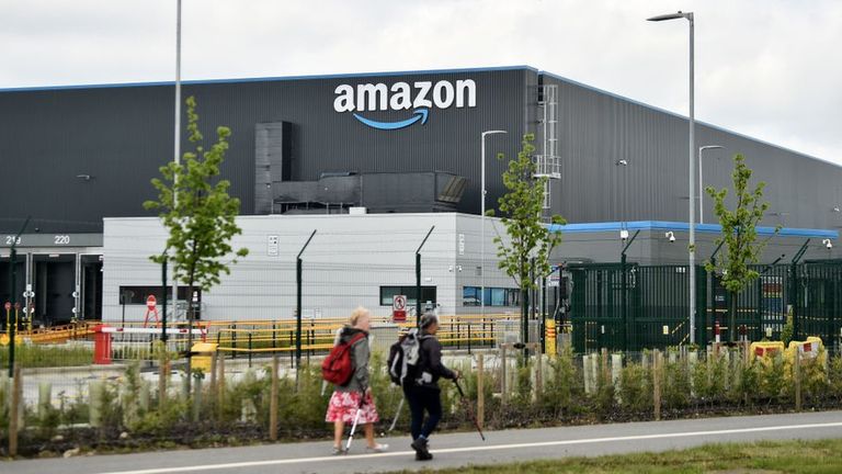 Один из складов компании Amazon в Англии неподалеку от города Лидс. Прибыль компании в Соединенном Королевстве в прошлом году выросла на 35%, а количество уплаченных налогов - только на 3%