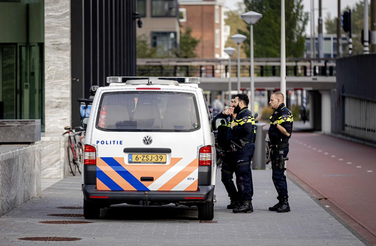 Politseinikud valvamas kohtumaja Amsterdamis, kus eile algas kohtuprotsess ajakirjanik Peter R. de Vriesi mõrvas süüdistatute üle. 