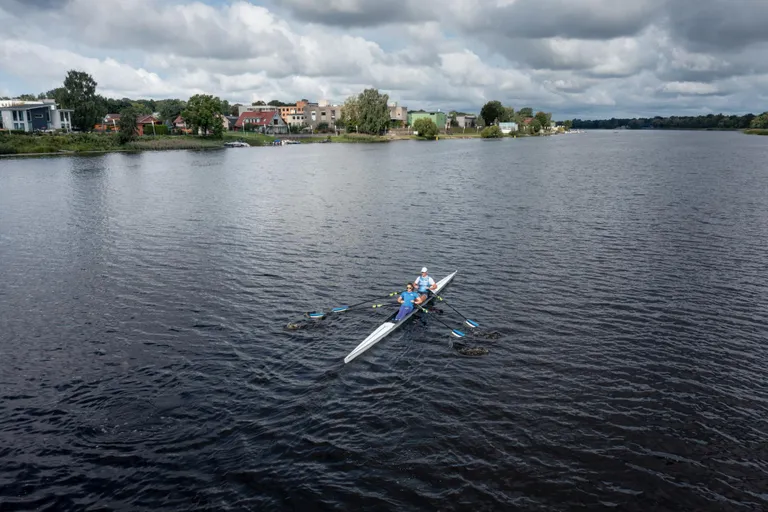 Suure pikkusevahega paadikaaslased ei ole midagi imekspandavat: seadistusega annab nii mängida, et&nbsp;198sentimeetrine Tõnu Endrekson ja 176sentimeetrine&nbsp;Mikhail Kushteyn saaks neljases edukalt tõmbed klappima.