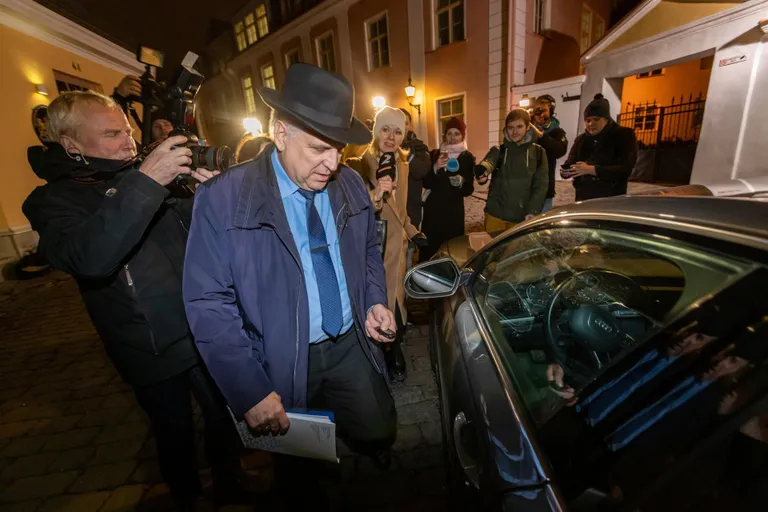 «I’m still minister,» was Mart Järvik’s only message for journalists after the rather short meeting at Stenbock House.
