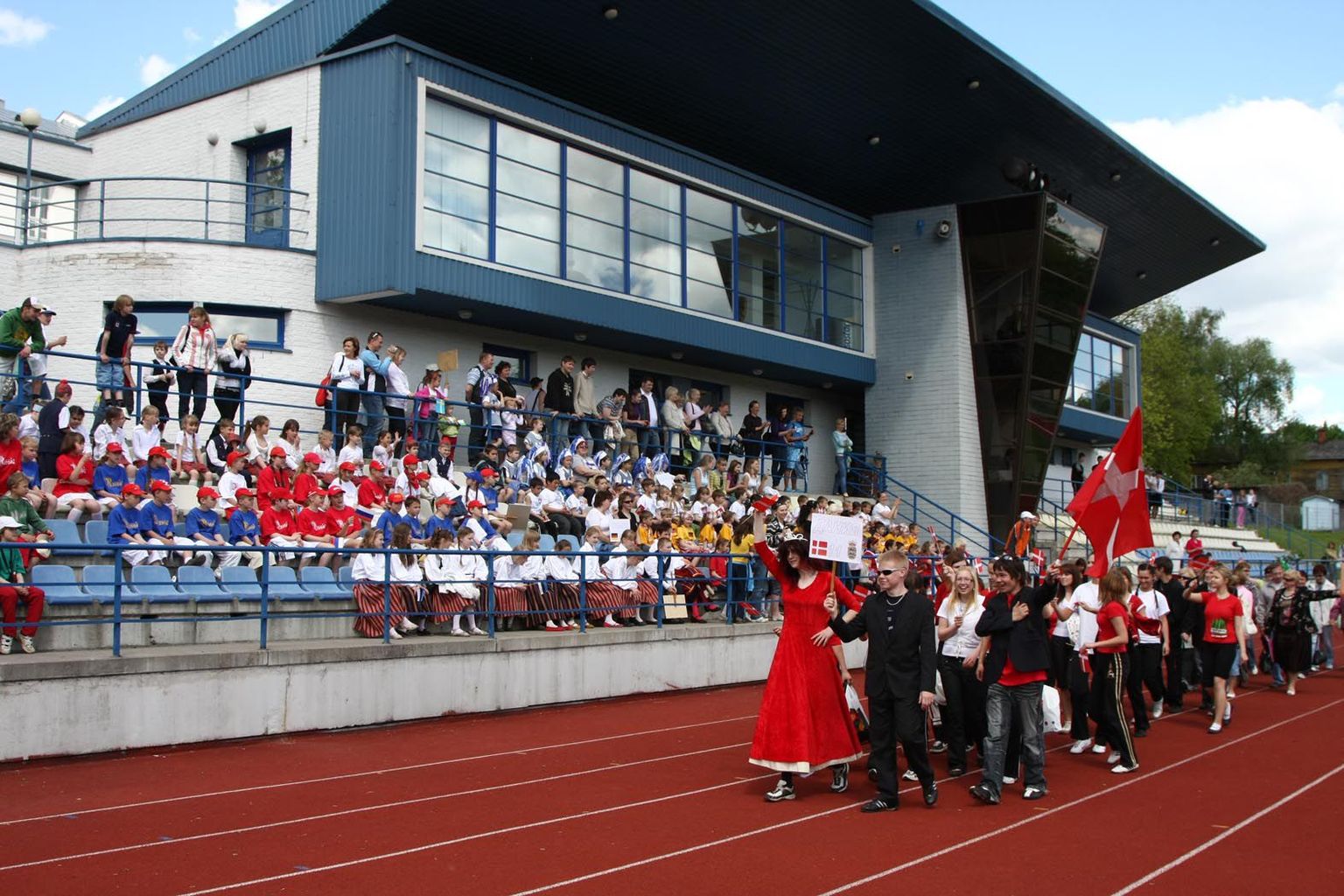 Linnatänavail marssinud Valga vene gümnaasiumi õpilased jõudsid kooli olümpiamängude avatseremooniale keskstaadionile.