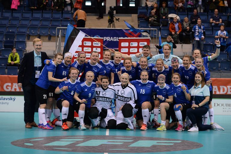 Eesti saalihokinaiskond pärast MMil 11. koha saavutamist.