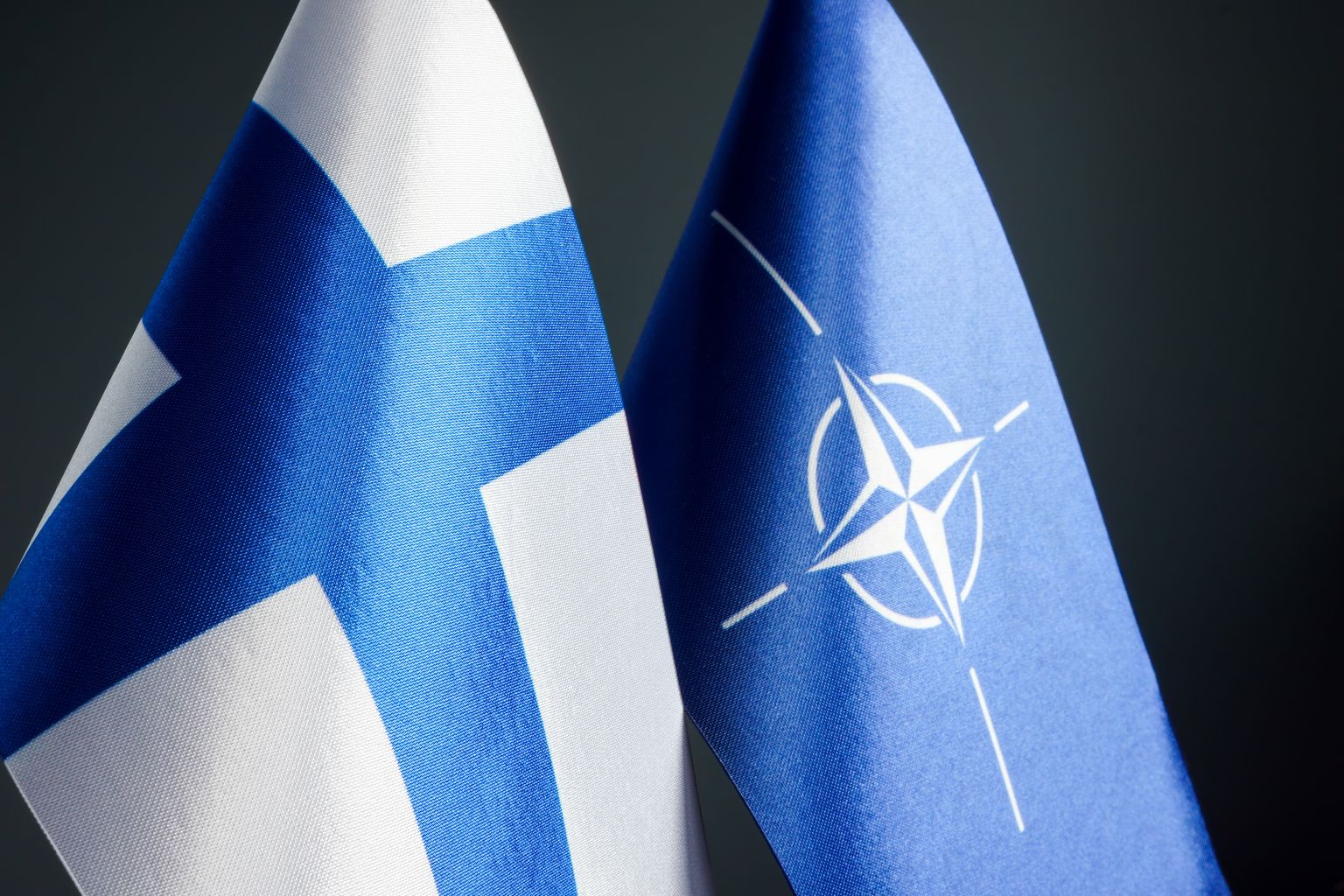 Somijas un NATO karogs.