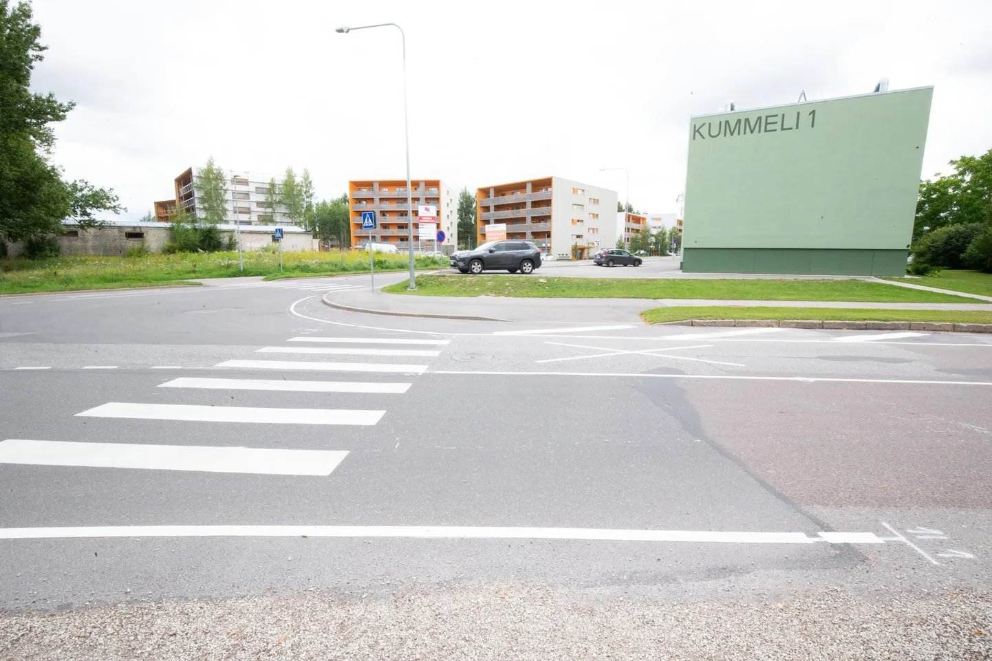 Põllu ja Kruusamäe tänava ristumiskohale on märgitud ülekäigurada, mis ei vii kõnnitee madala ääreni, vaid selle kõrvale.