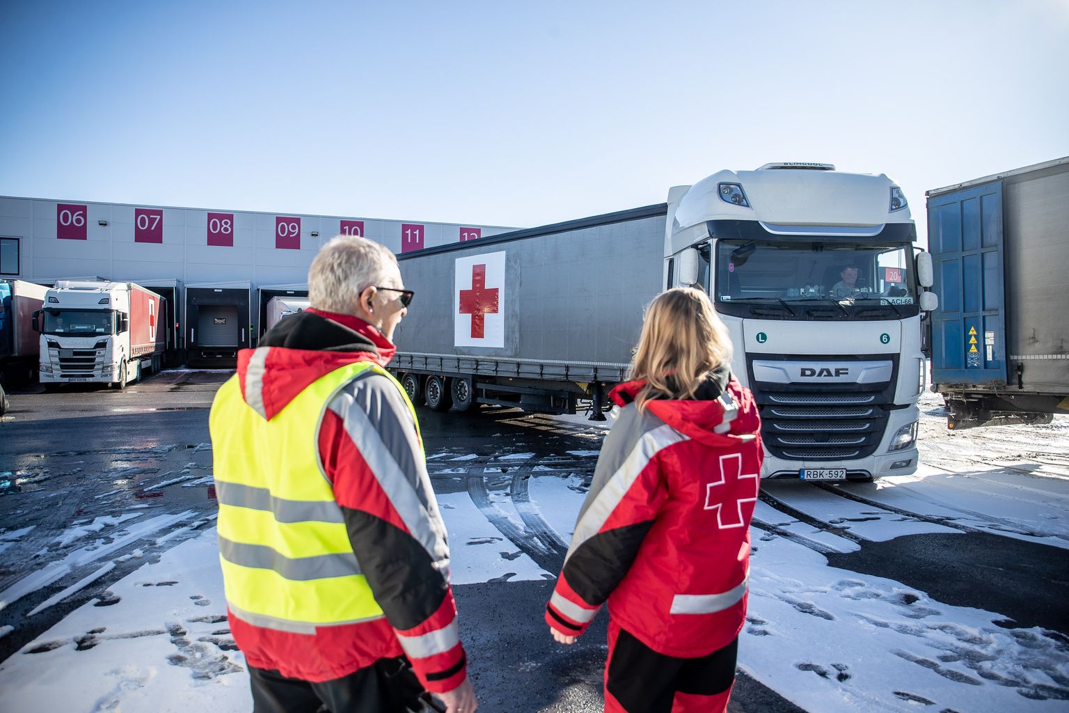 Omniva Logistikakeskusest startisid üle kuu aja tagasi esimesed veoautod eestimaalastelt Ukraina elanike toetuseks kogutud annetustega.