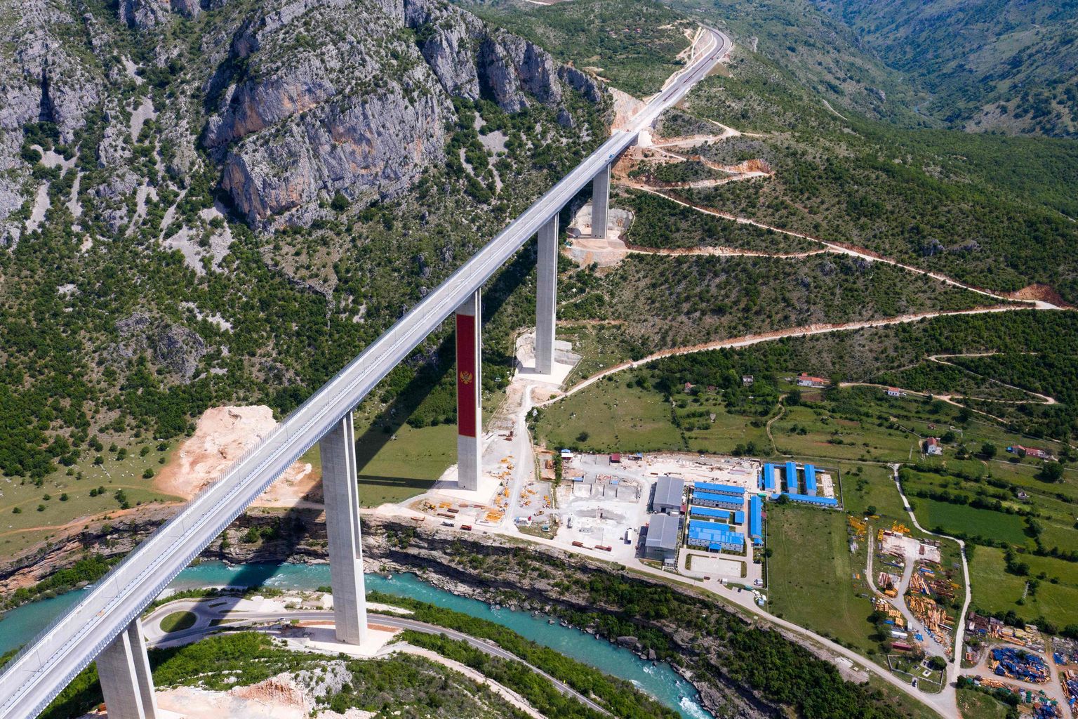 Maantee, mis peaks viima Montenegro Bari linnast Serbiasse 11. mai 2021.