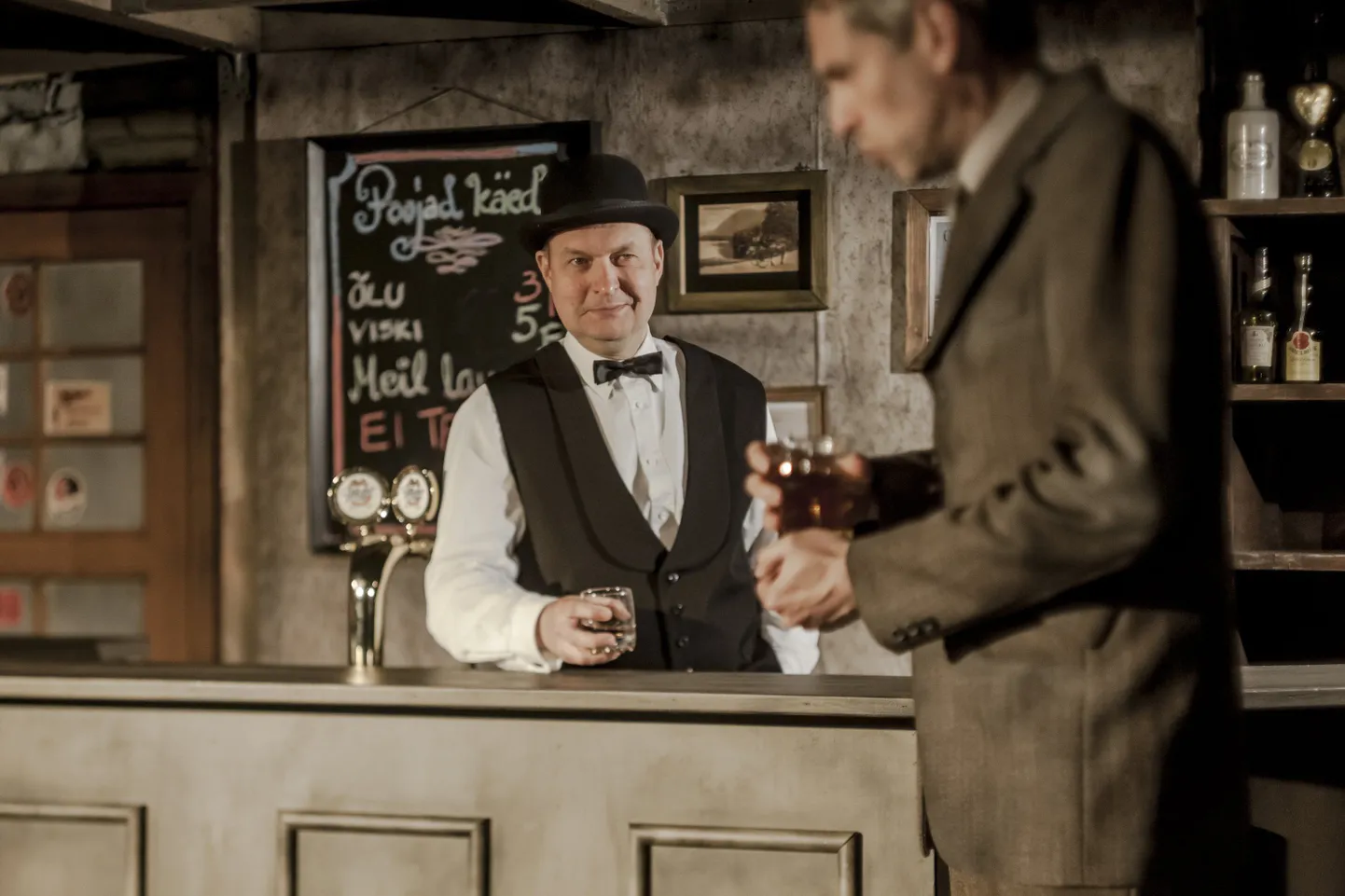 Martin McDonagh’ kirjutatud ja Üllar Saaremäe lavastatud Rakvere Teatri suvelavastuses «Viimane võllamees» mängivad Raivo E. Tamm, Indrek Apinis, Margus Grosnõi, Jaune Kimmel või Lisete Laisaar, Madis Mäeorg, Tiina Mälberg, Eduard Salmistu, Toomas Suuman, Tarvo Sõmer, Tarmo Tagamets, Velvo Väli, Imre Õunapuu.