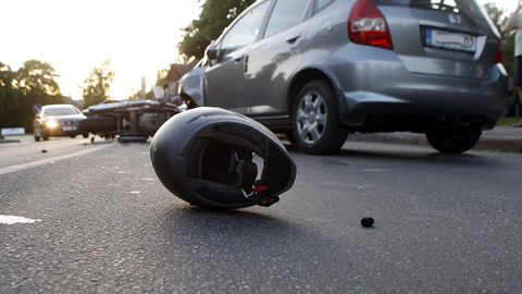 Kuressaares põrkasid kokku mootorratas ja sõiduauto, kiirabi viis juhid haiglasse