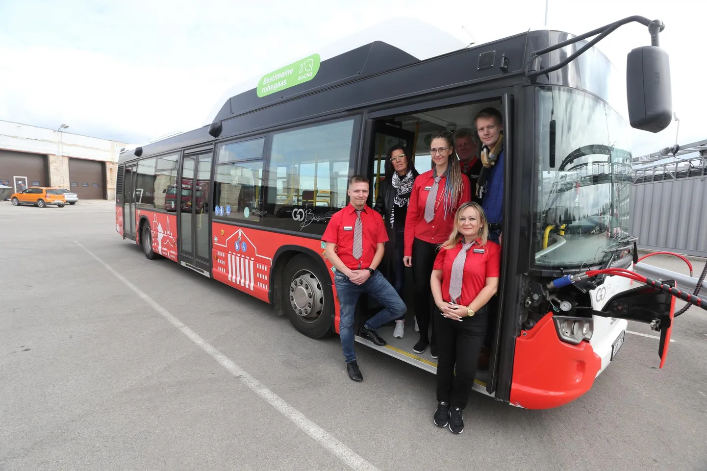 Tartu linnaliinibussid sõidavad kodumaise rohegaasiga. Pildil bussijuhid Aleksandra Sprenk, Kristina Borissova, Kaarel Kärg, Rein Lindsaar ning Tartu linnaliinide teenindusjuht Sirje Prangel ja Go Busi Lõuna-Eesti piirkonnajuht Ramses Riive.