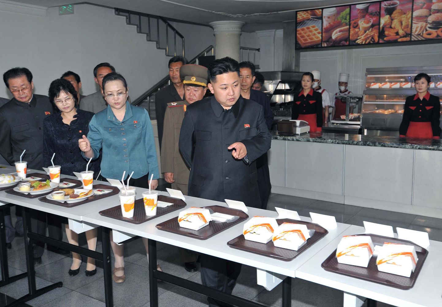 Põhja-Korea liider Kim Jong-un (keskel) külastamas Kaesoni leivarestorani.