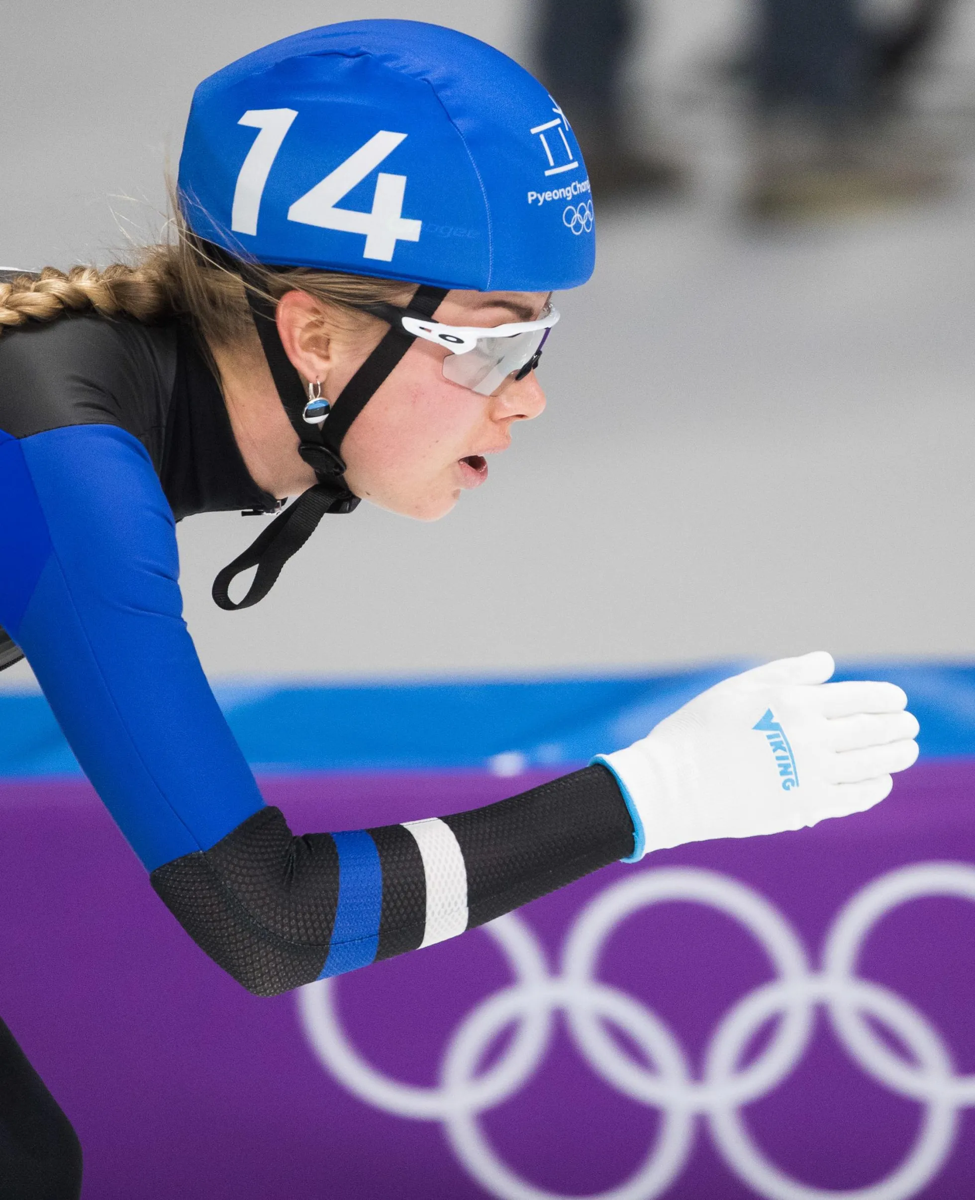 Saskia Alusalu 2018. aasta taliolümpial Lõuna-Koreas Pyeongchangis ühisstardist kiiruisutamises teel oma karjääri parima saavutuse, neljanda koha poole. Pange tähele Eesti lipu värvidega kõrvarõngast! FOTO: Tairo Lutter, Postimees FOTO: