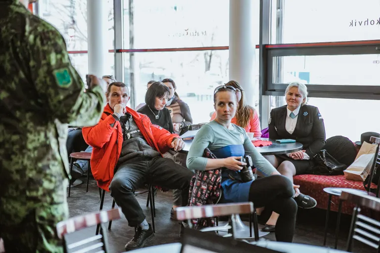 Naiskodukaitse Pärnumaa ringkonna liikmed kohtusid heategevuskampaania “Anname au!” avapäeval Endla Teatrikohvikus Taavi Laasikuga.