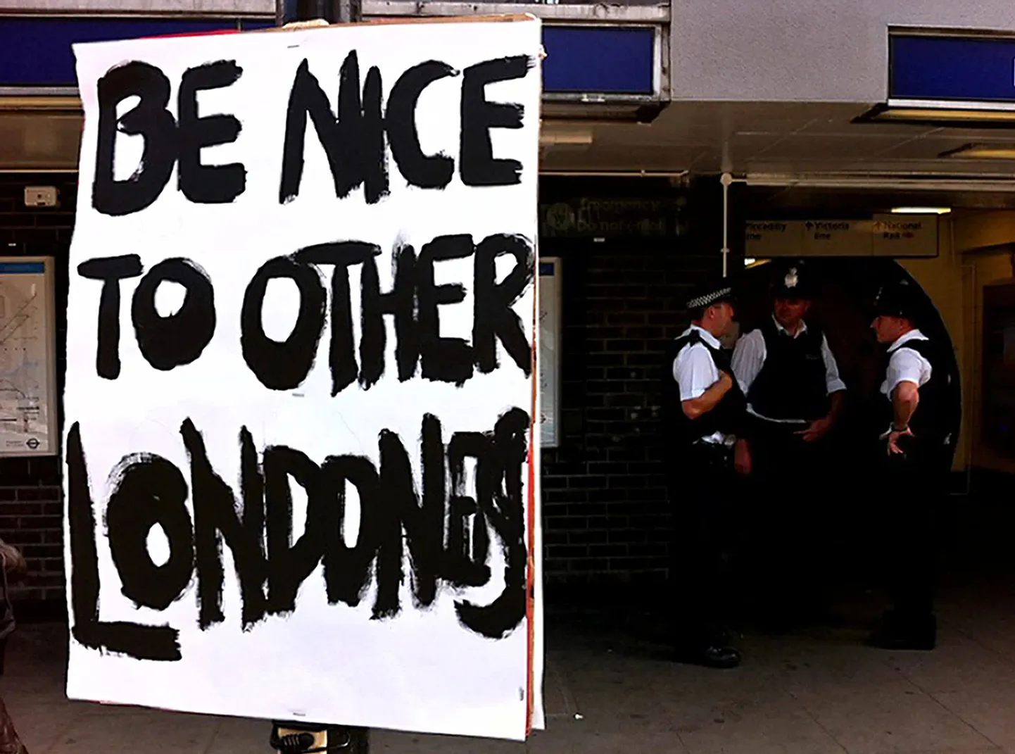 Plakat kirjaga «Ole kena teiste Londoni elanike vastu» pandi Põhja-Londoni ühe metroojaama juurde üles pärast mürgeldamist.