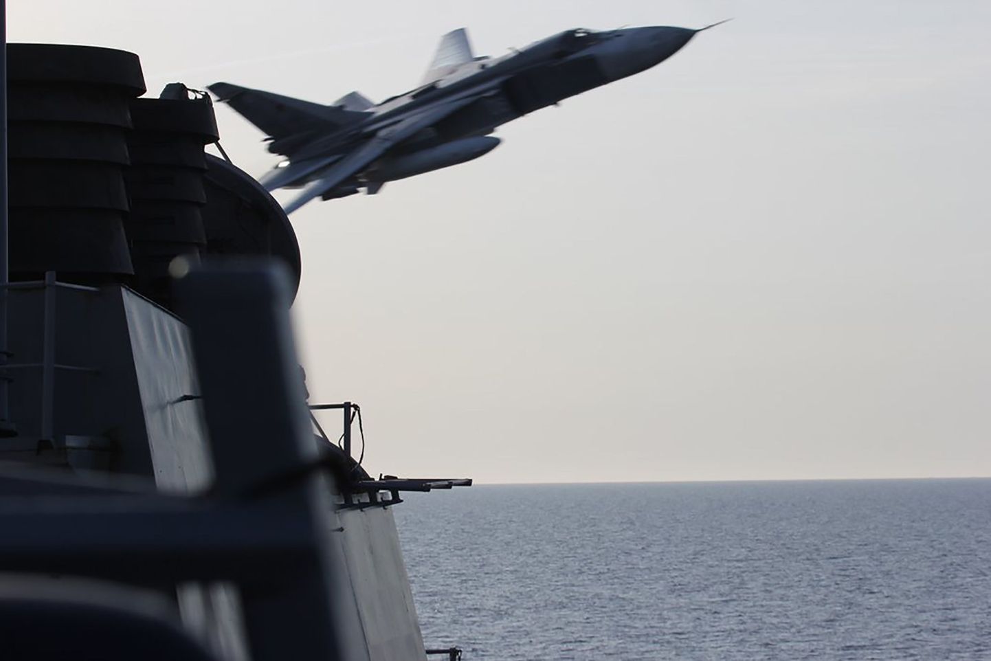 Российский Су-24 пролетает на малой высоте вблизи от эсминца "Дональд Кук".