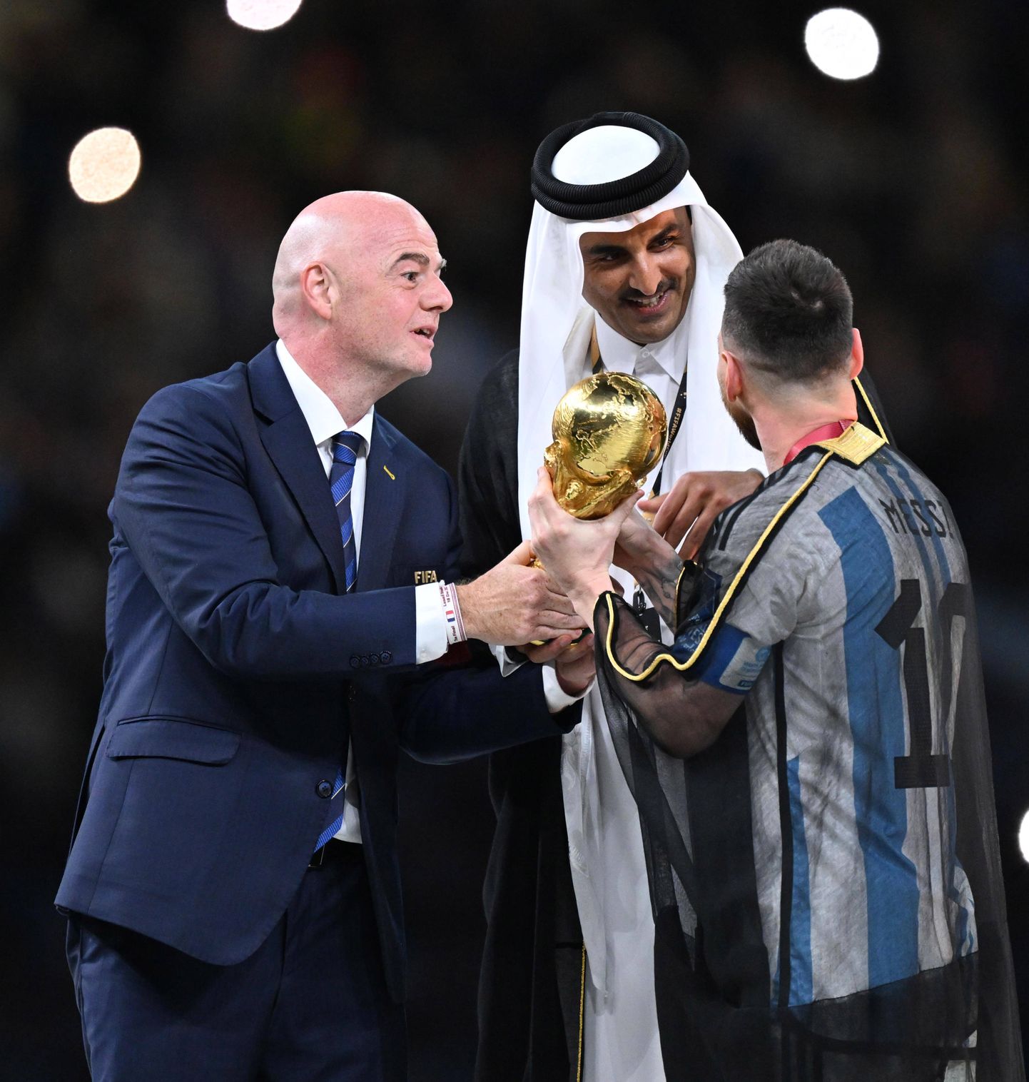 FIFA president Gianni Infantino (vasakul) ulatab Argentina koondise kaptenile Lionel Messile MMi võidukarika.