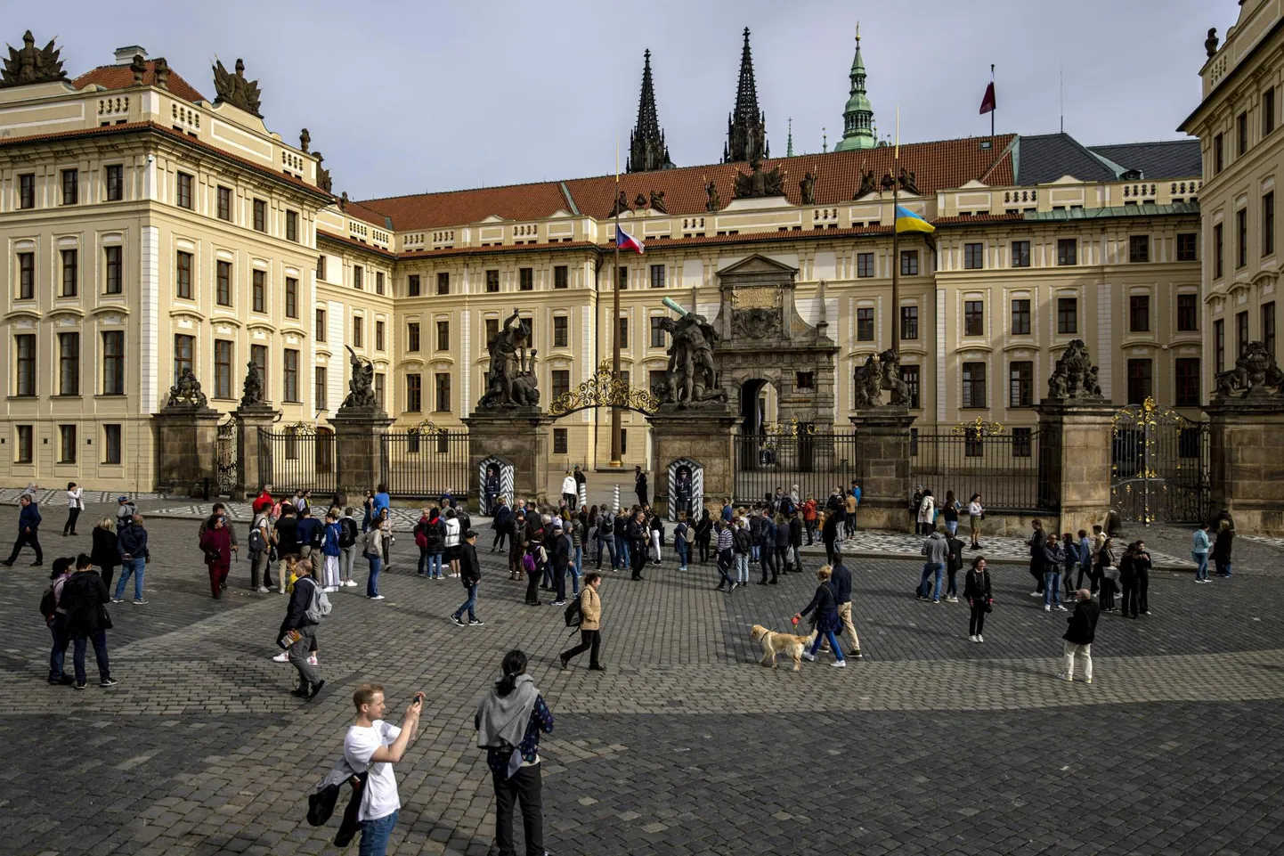 Täna-homme Euroopa liidreid võõrustava Praha lossi ees lehvib sarnaselt paljudele teistele maadele praegu lisaks Tšehhi enda riigilipule solidaarsuse märgiks ka Ukraina oma.