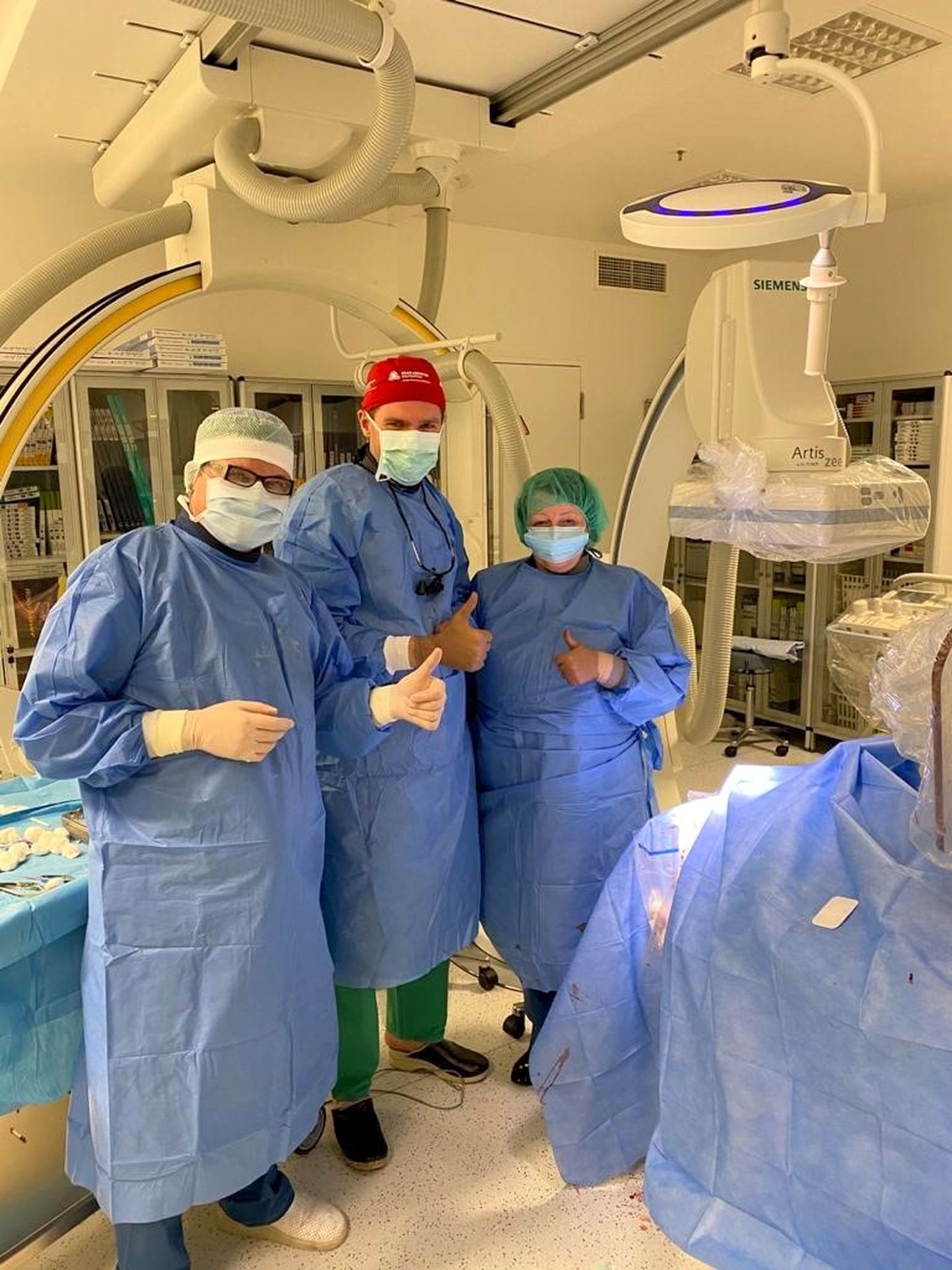 Fotogrāfijā no kreisās neiroķirurgs Raimonds Mikijanskis, profesors Kārlis Kupčs un profesore Guna Laganovska.