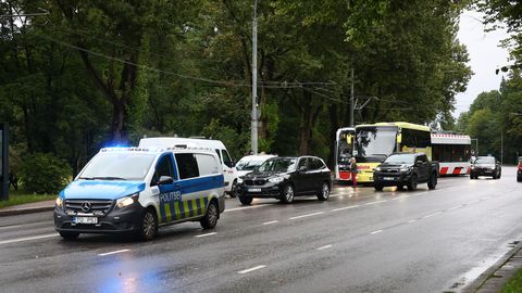 FOTOD ⟩ Narva maanteel põrkasid tramm ja buss kokku