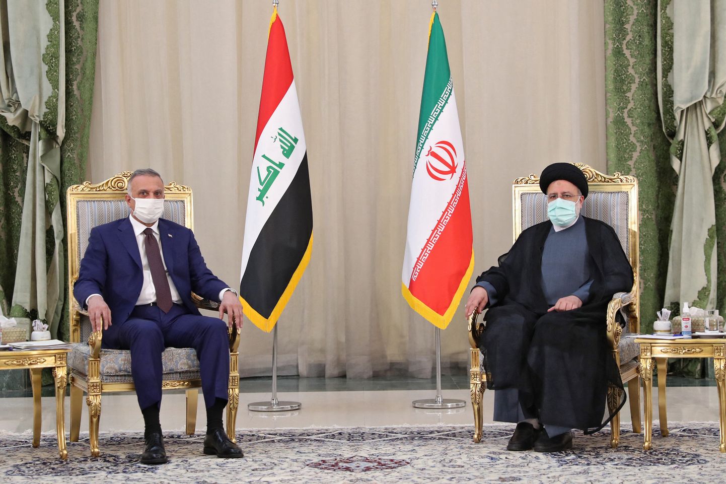 Iraagi peaminister Mustafa al-Kadhemi (vasakul) kohtumisel Iraani uue presidendi Ebrahim Raisiga (paremal).