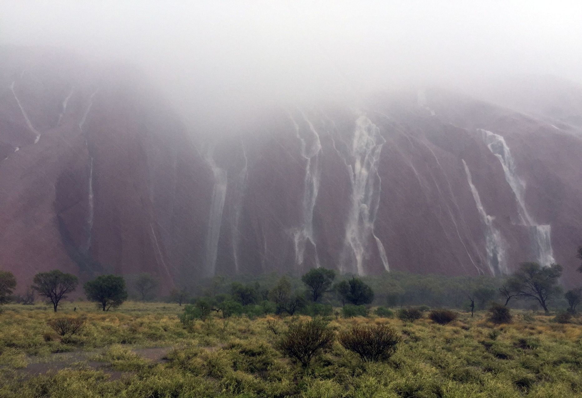 Uluru kaljult langes vihmavett ojadena