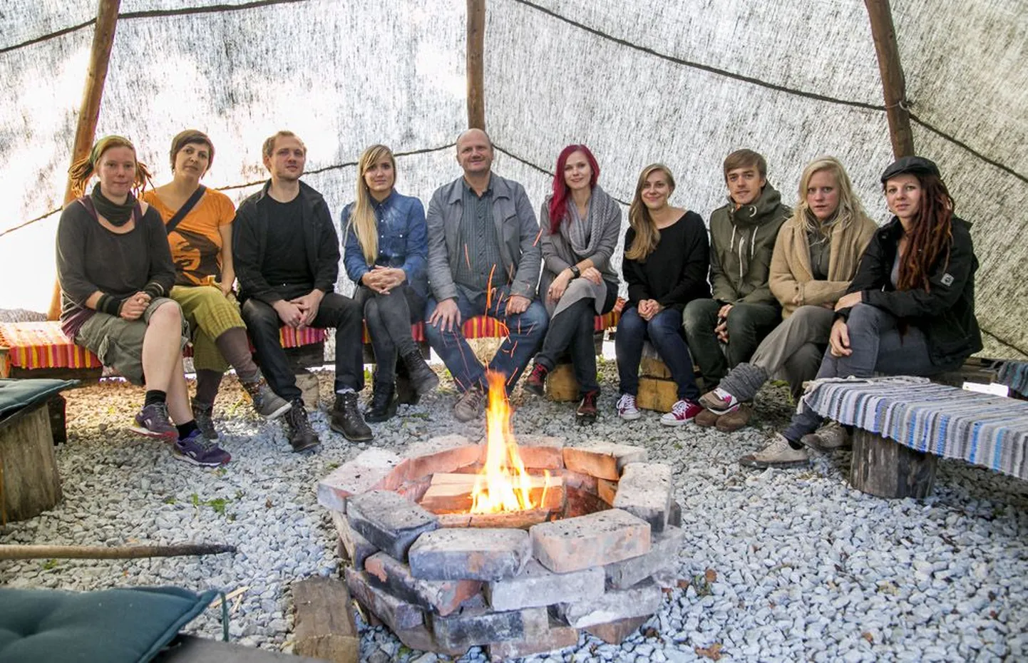 Festivali korraldustoimkond ja esimesed väliskülalised indiaanitelgis tule ümber istumas. Keskel peakorraldaja Tarmo Elvisto.