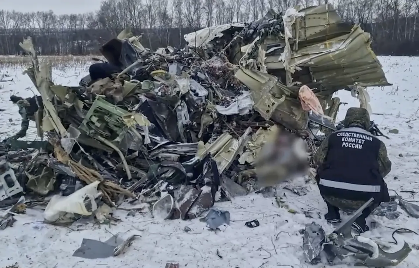 Rusud Vene sõjaväe transpordilennuki Il-76 allakukkumispaigas.