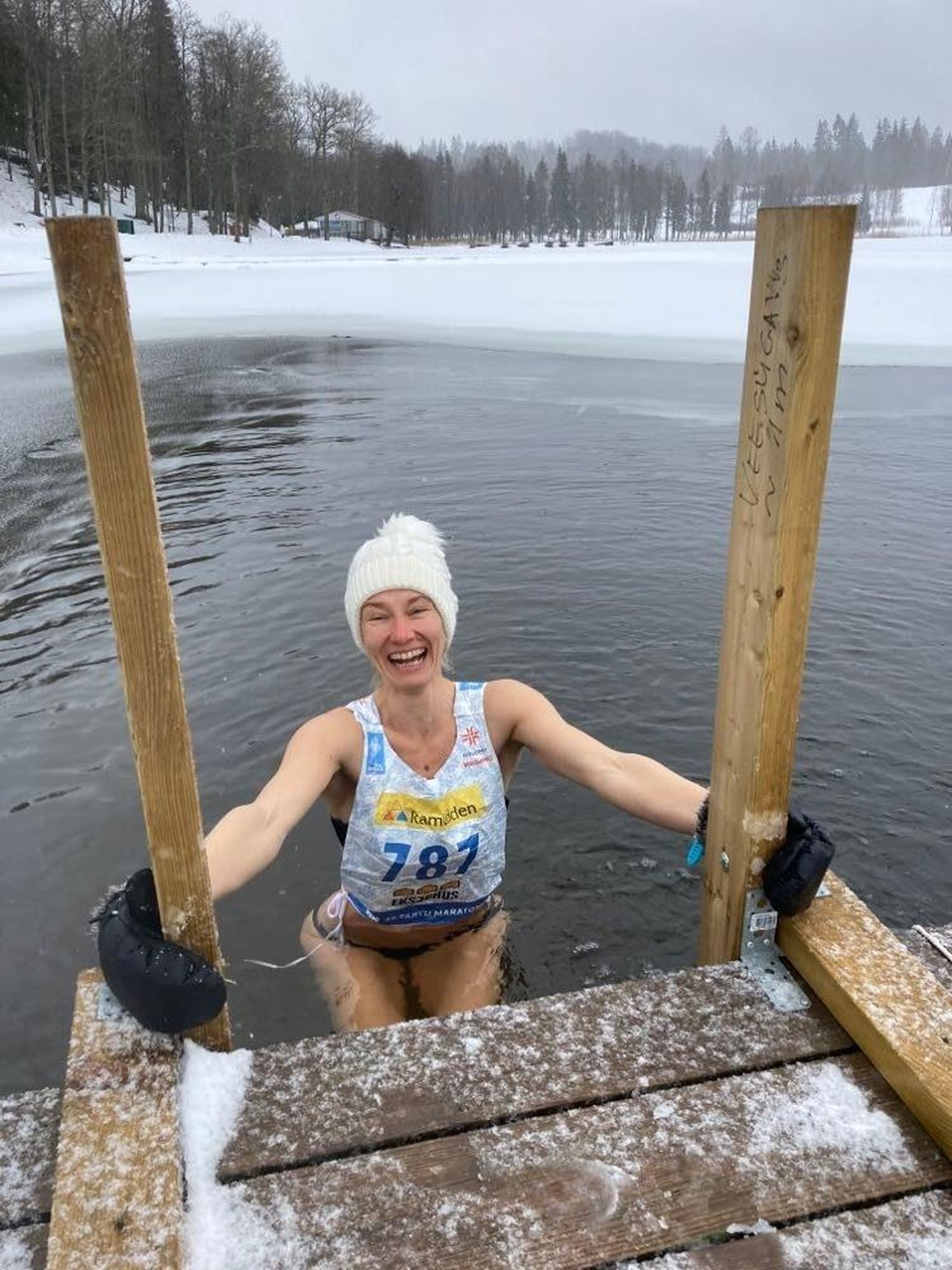 Anu Piiroja läks pärast Tartu maratoni 63 kilomeetri läbimist ja N40 vanuseklassi kolmandat kohta Pühajärve ujuma.