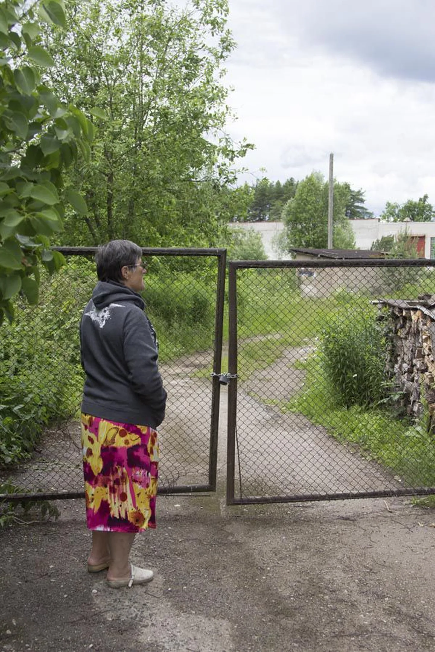 Leida Põdra seisab suletud värava ees teerajal, mida ta pikki aastaid kasutas.