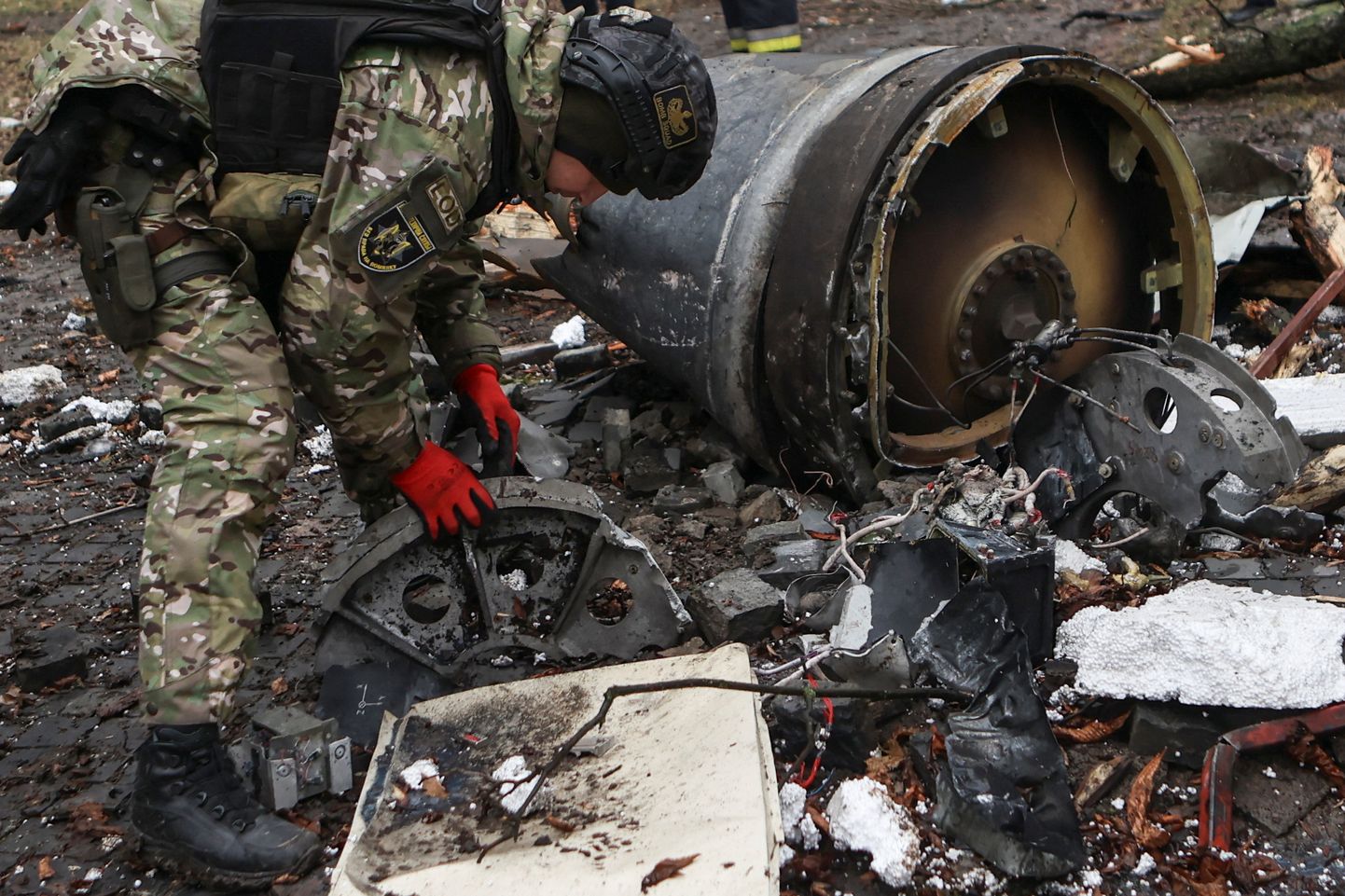 Ukraina pommirühma töötaja Vene raketi rusude juures Harkivis.
