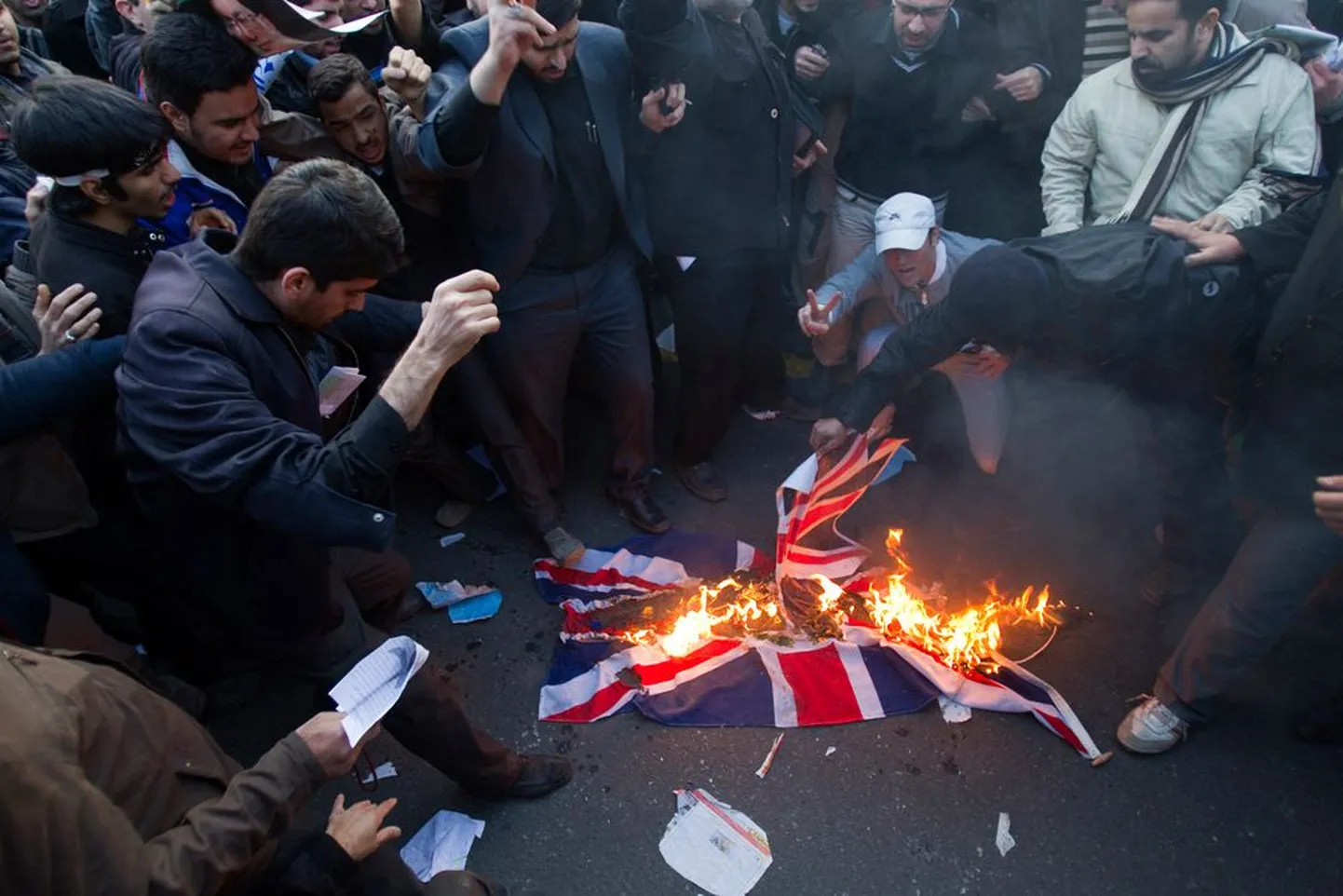 Protestijad eile Teheranis Briti saatkonna hoonelt võetud lippu põletamas.