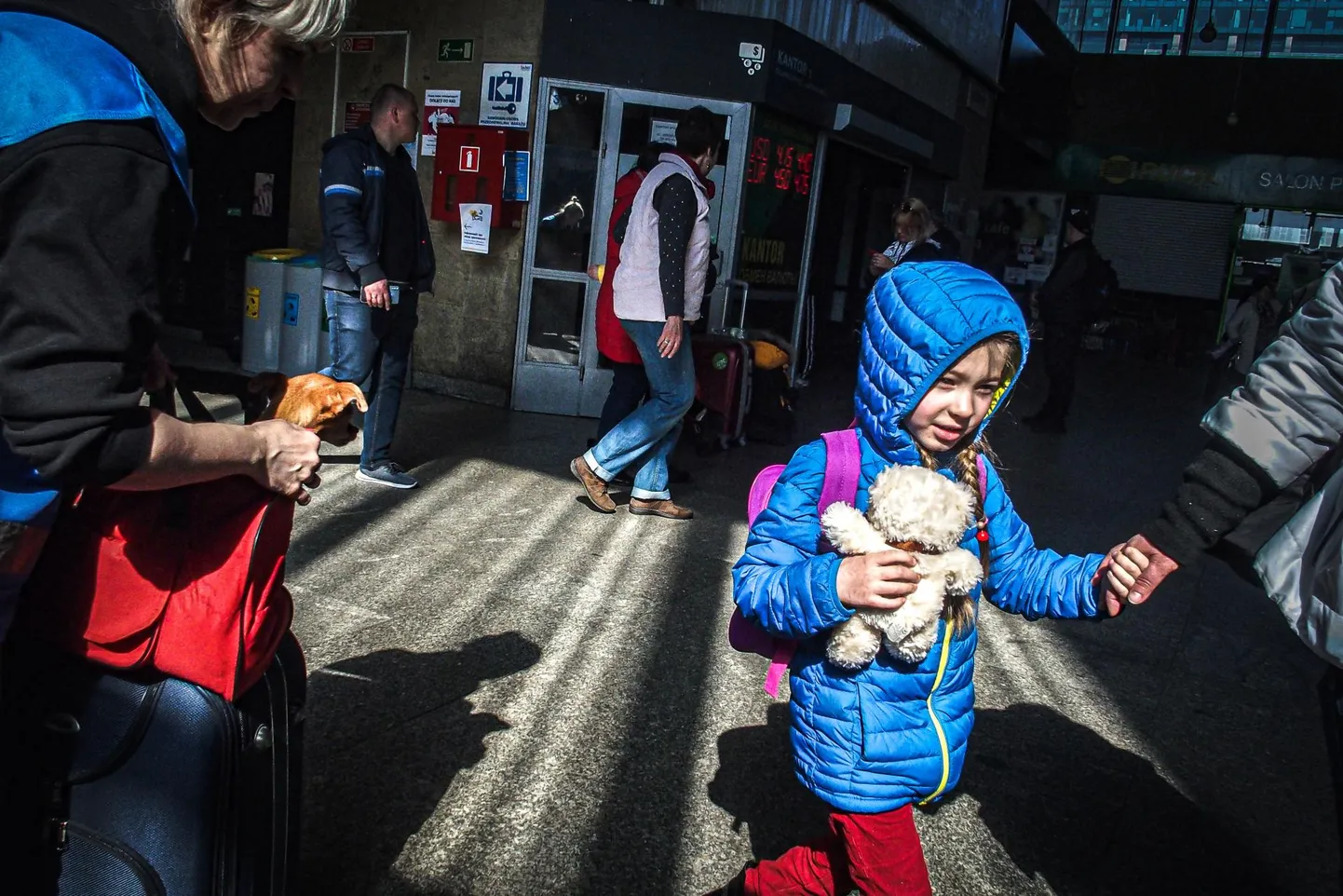 Ukraina põgenikud Varssavi läänevaksalis, kus vabatahtlikud pakuvad einet nii Ukrainast saabujatele kui ka sinna naasjatele. 