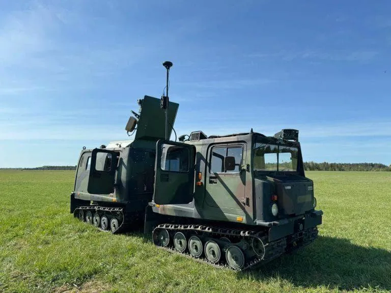 Eesti kaitsetööstusettevõtte Defsecintel uus lühimaa õhutõrjesüsteem Eirshield​ on mõeldud droonide, viimase aja suurimate ohtude vastu, kuid saab hakkama ka muude õhust tulevate ohtudega tehisaru abiga.