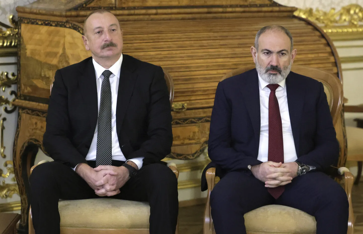 Aserbaidžaani president İlham Əliyev ja Armeenia peaminister Nikol Pašinjan Sõltumatute Riikide Ühenduse (SRÜ) tippkohtumise ajal Peterburis 26. detsembril 2023. aastal.